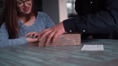 Heyecanlı Kafkasyalı genç romantik çiftin portresi. Sürpriz hediye paketi. Yavaş çekim..
