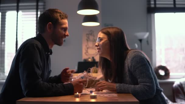 Side view gelukkig Kaukasische vrienden chatten leuk bordspel spelen in gezellig huis, liefde en saamhorigheid concept slow motion. — Stockvideo