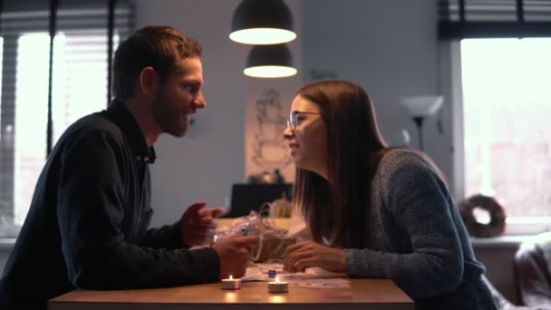 Vista lateral feliz Caucásico amigos chat jugando divertido boardgame en acogedora casa, el amor y la unión concepto de cámara lenta . — Vídeo de stock