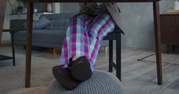 Trabajando desde casa. Joven mujer de negocios rubia hermosa y confiada usa pantalones de pijama usando una llamada de conferencia web portátil . — Foto de Stock