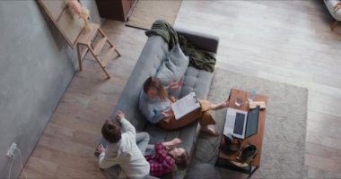 Kendini soyutlama. Üst düzey anne laptopunu kullanarak evden çalışmaya çalışıyor. İki gürültücü çocuk dikkatini dağıtıyor..