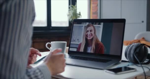 Διαδικτυακή τηλεδιάσκεψη online. POV ενθουσιασμένος χαμογελώντας νεαρή ξανθιά γυναίκα κουβεντιάζοντας με τον χαρούμενο φίλο της από την οθόνη του φορητού υπολογιστή. — Αρχείο Βίντεο