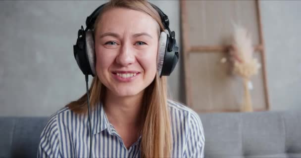 Werken vanuit huis. Portret van gelukkige jonge glimlachende blonde vrouw praten op video conferentie oproep tot zelf isolatie. — Stockvideo