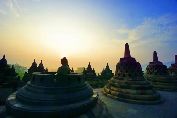 Salida del sol muy brillante desde el templo de Borobudur —  Fotos de Stock