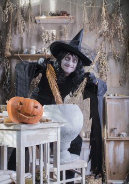 Halloween cadı iksiri kazan hazırlanıyor