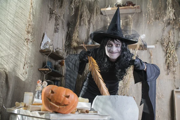 Halloween-Hexe bereitet Trank im Kessel zu — Stockfoto