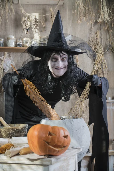 Halloween sorcière préparation de potion dans la chaudière — Photo