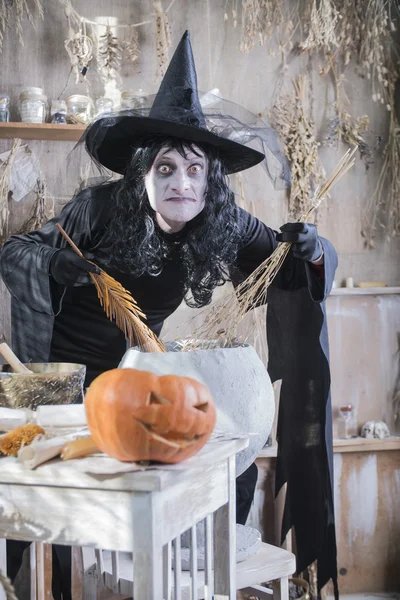 Halloween-Hexe bereitet Trank im Kessel zu — Stockfoto