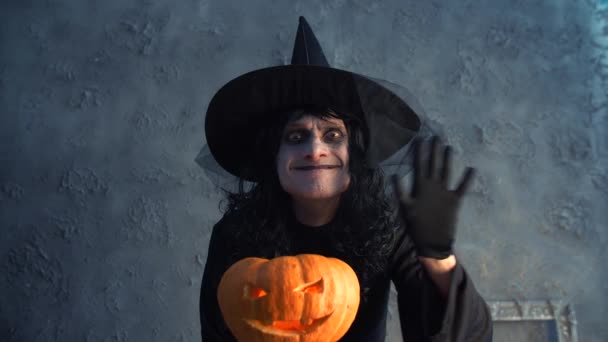 Halloween čarodějnice držící dýně a mávl rukou — Stock video