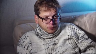 Hasta adam burnunu doku, sıcaklık hissi kötü bulaştırmak yanında kış grip virüs nezle ve grip sağlık kavram sümüklü burun Temizleme doku tutan yatakta hasta delikanlı üfleme