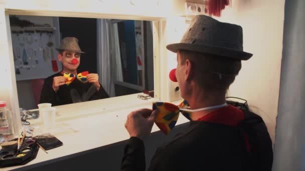 Klaun mime make-up smývá obličeje po výkonu, sedící v šatně — Stock video