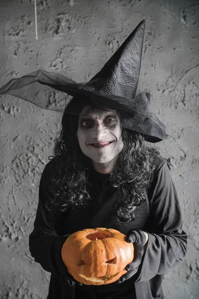 Halloween-Hexe mit einem Kürbis — Stockfoto