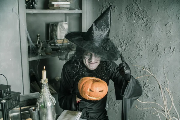 Halloween-Hexe mit einem Kürbis — Stockfoto