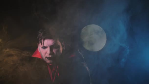 Vampiro Halloween Indossando Mantello Nero Puntando Dito Sfondo Scuro Luna — Video Stock