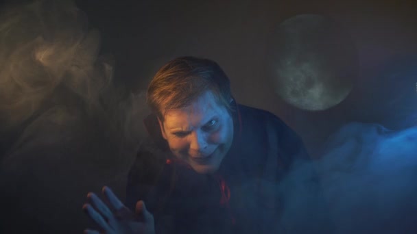 Halloween Vampyr Bär Svart Cape Och Vifta Mörk Dimmiga Måne — Stockvideo