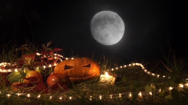 Calabaza Halloween Tallada Rodeada Luces Decoraciones Festivas Luna Sobre Fondo — Vídeos de Stock