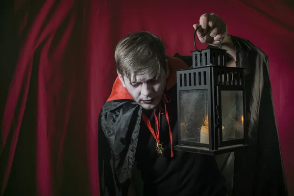 Halloween Vampyr Med Lantern Bär Svart Cape Mörkt Crimson Bakgrund — Stockfoto