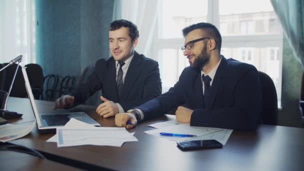 Jóvenes ejecutivos de negocios teniendo una discusión — Vídeo de stock