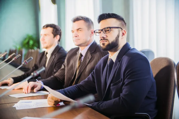 Três Homens Negócios Trabalhando Juntos Sentados Conferência — Fotografia de Stock