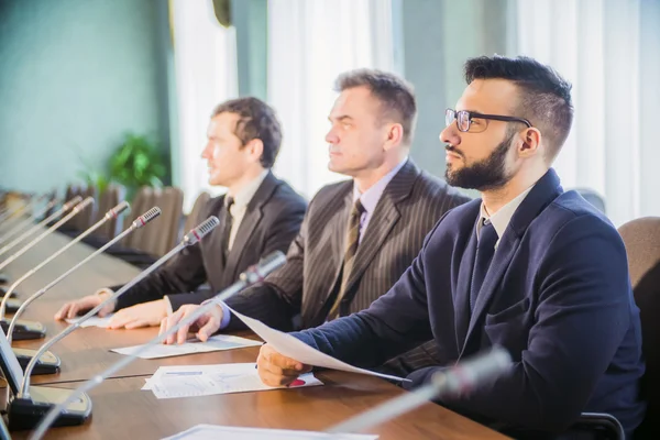 Três Empresários Confiantes Reunião Conferência — Fotografia de Stock