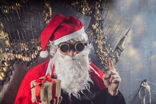 Muž Nosí Santa Claus Kostým Cyber Brýle Drží Současné Ukázal — Stock fotografie