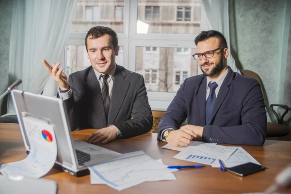 Zwei Geschäftsleute Arbeiten Zusammen Einem Neuen Projekt Während Sie Laptop — Stockfoto