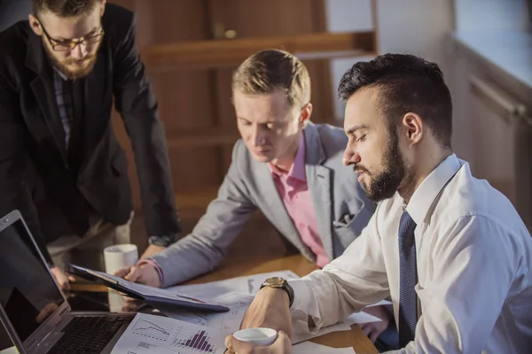 Trois Hommes Affaires Travaillant Ensemble Sur Nouveau Projet Utilisant Ordinateur — Photo