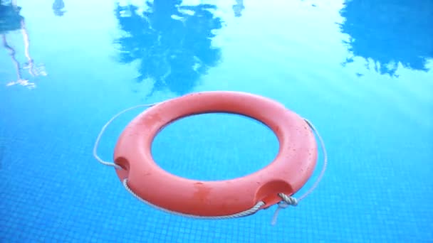 Roter Rettungsring Auf Dem Poolwasser — Stockvideo