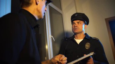 İki polis bize iletişim