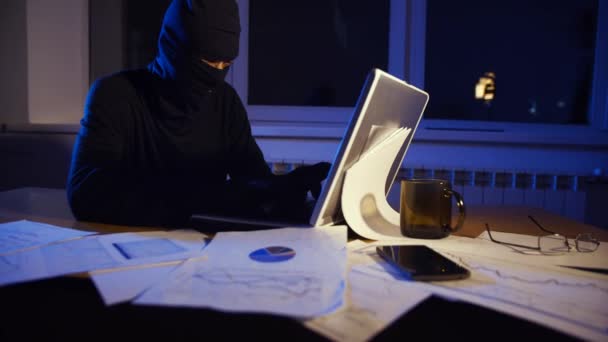 Вор-хакер, работающий на ноутбуке ночью, крадет данные — стоковое видео