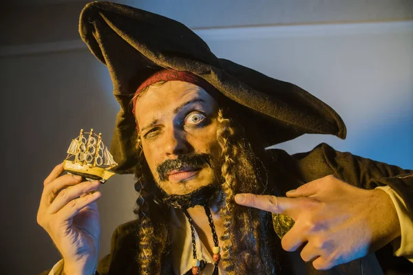 Ein Mann im Piratenanzug — Stockfoto