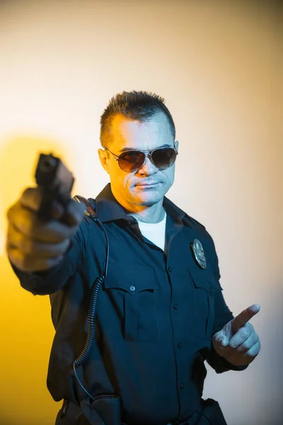 COP USA is holding a gun — Stock Photo, Image