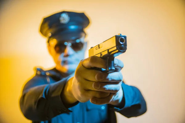 COP USA is holding a gun — Stock Photo, Image