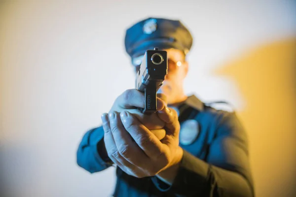 COP USA is holding a gun — Stock Photo, Image