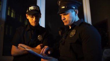 İki polis bize iletişim