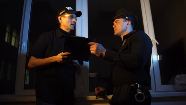 Zwei Polizisten Die Uns Kommunizieren — Stockvideo