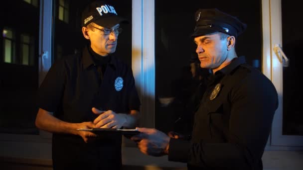 Dos Policías Nos Comunican — Vídeo de stock