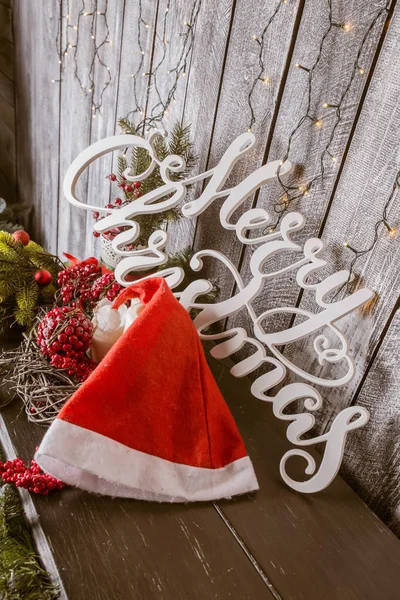 Witte Merry Christmas Bord Kerstmuts Houten Achtergrond — Stockfoto