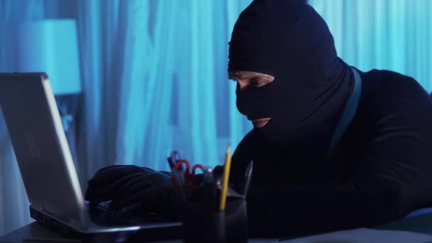 Tjuv Hacker Arbetar Laptop Natt Stjäla Data — Stockvideo