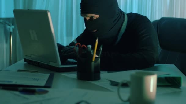 Tjuv Hacker Arbetar Laptop Natt Stjäla Data — Stockvideo