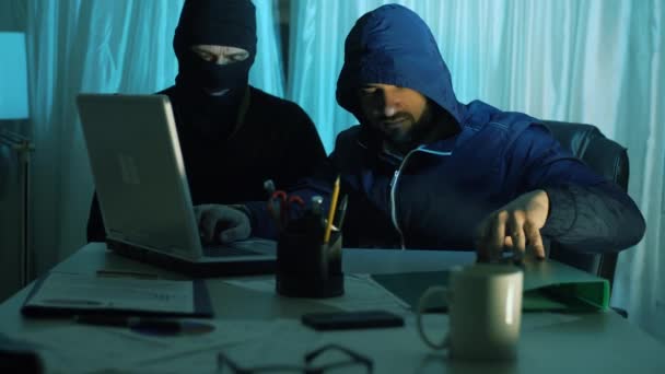 Hacker Ladro Che Lavora Sul Computer Portatile Nella Notte Rubare — Video Stock