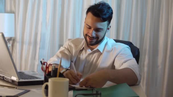 Αρσενικό Freelance Που Κάθεται Ένα Γραφείο Πίσω Από Ένα Φορητό — Αρχείο Βίντεο