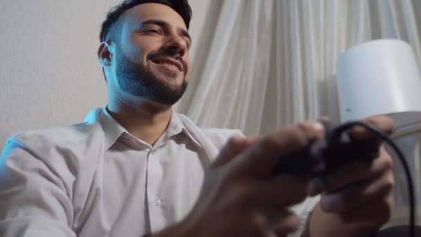 Unga trendiga hane gamer spelar med en joystick — Stockvideo