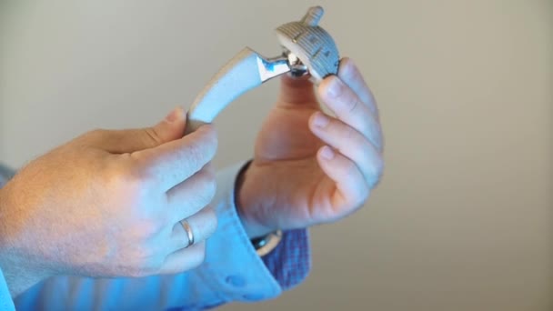 Gros plan d'une prothèse de hanche dans les mains du médecin — Video