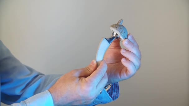 Closeup doktorun elinde bir kalça protezi — Stok video
