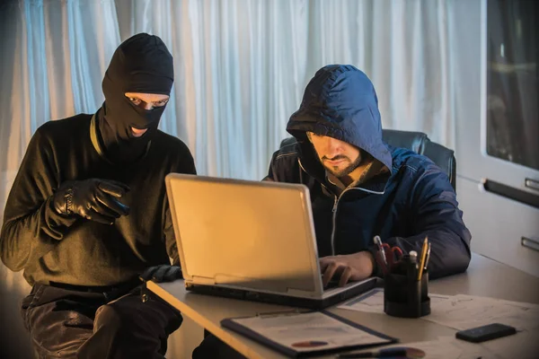 Dizüstü Bilgisayarda Çalışma Veri Çalmak Gece Hırsız Hacker — Stok fotoğraf