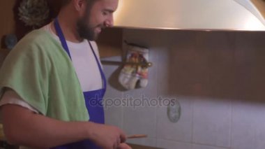 bir adam mutfakta aşçılar