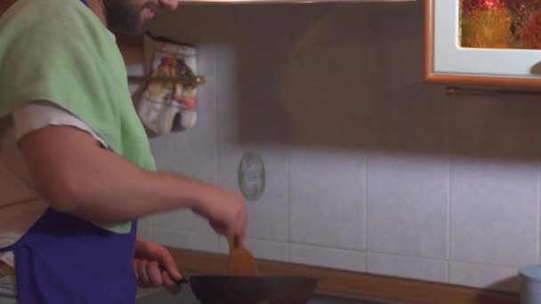 Un homme cuisine dans la cuisine — Video