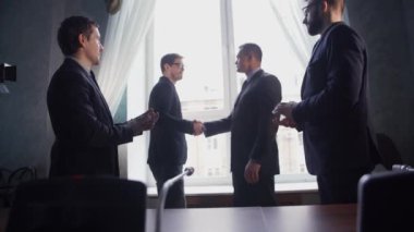 el sıkışan ve modern offeice yeni proje üzerinde anlaşma işadamları