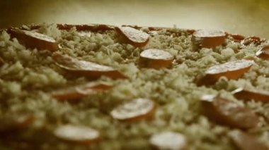 el Şef sosis bir pizza closeup ağır çekim koyar.